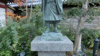 月影の 至ぬ里は なけれども ながむる人の 心にぞすむ