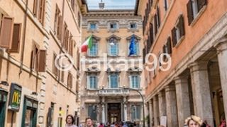 うすく明るいオレンジ色のエクステリアの歴史的建造物です。