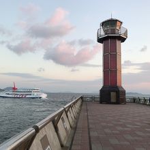 灯台と今は休止になってしまった宇高航路のフェリー