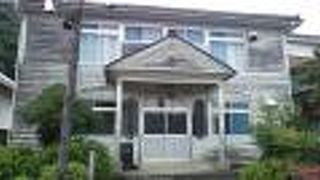 和をあしらった建物が並ぶなかで一風変わった存在