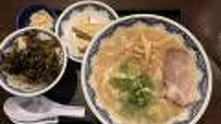 東京駅を見ながら高菜ご飯ディナーセットを食べる