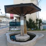 湯本駅前の足湯がある小さな広場