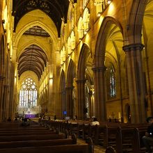 大聖堂奥の主祭壇方向を見た様子。