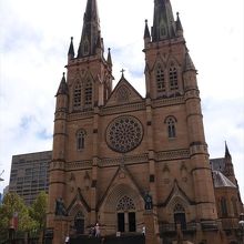 セント・メアリー大聖堂の正面外観。二本の尖塔が目を引きます。