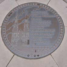 セント・メアリー大聖堂をモチーフにしたマンホール蓋も。