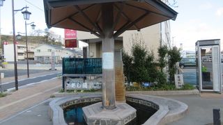 湯本駅前の足湯がある小さな広場