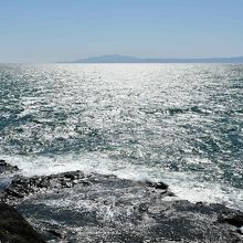 陽光が眩しい稚児ヶ淵