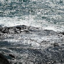 荒々しい波です