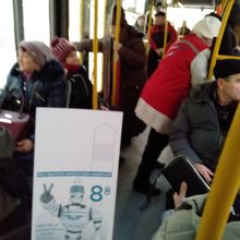 キエフ駅から乗ったバスの車内。車掌さんが切符を売りにきます
