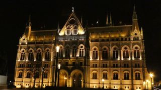 美しいブタペストの夜景を象徴する建物の１つ国会議事堂 (ブダペスト) 