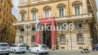 歴史的建造物ですが、古の都のローマにあってはモダンで新しい感じを受けます。