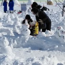 雪だるまを作ってます