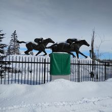 競馬場のモニュメント