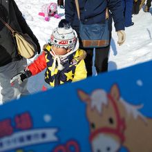 孫は雪に夢中