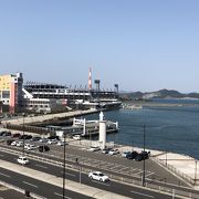 海がすぐ前のスタジアム