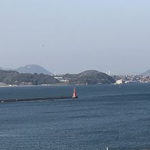 遠くに関門大橋