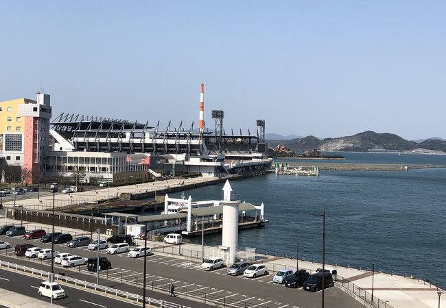 海がすぐ前のスタジアム