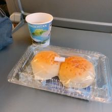 一等車では、飲み物とパンのサービスがありました