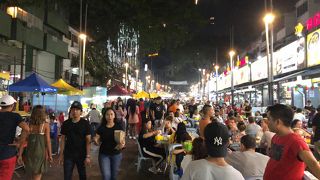 賑やかな屋台街　お祭り気分を味わえます