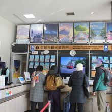 観光案内所のカウンター