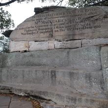 ミセス・マッコリーズ・チェアは岩を彫って造られた椅子。