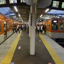 阪神車の横並び。先発の臨時電車を球場直通通路に利用しています