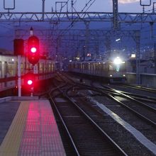 神戸方面に向かう山陽電車と阪神車