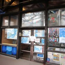 ２階の観光案内所は臨時休業？…