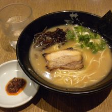 豚骨ラーメン850円。全部入りにはこれに煮卵が付きます