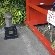 鳥居近くの「なで石」は撫でると心が丸くなり願いが叶うそうです