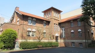 レンガ造りの建物の中にあります