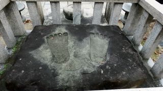 仏様の足は偏平足かな