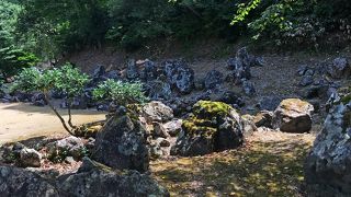 複数ある庭園のうち、館の裏手にある庭園。