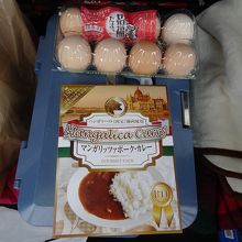 パック玉子（100円）とハンガリーカレー