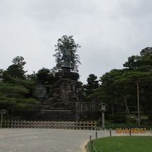 日本武尊像とお花松