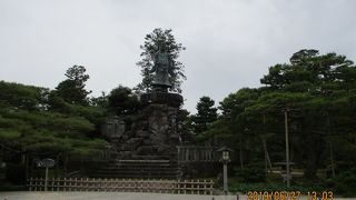 日本武尊像の両脇に植えられた松