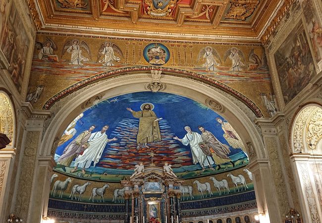 フォロ・ロマーノに隣接する聖堂、モザイクの美しい聖堂ですが、プレセビオの部屋もお忘れ無く