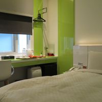 白と黄緑で統一された虚室内。