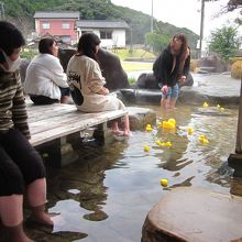 足湯を楽しむ観光客