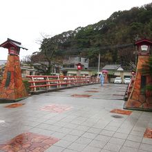 下津深江川に架かる情緒ある湯本橋