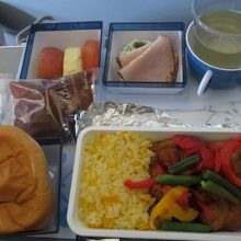 パンだけはクシャっとして美味しくなかった。