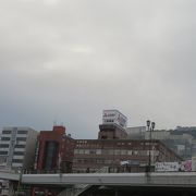 駅前にあります