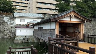 福井城内で貴重な復元建造物。