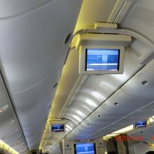 天井のモニター