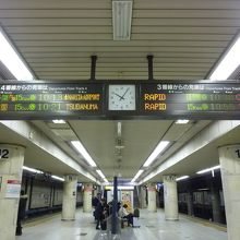 特急が発車する東京駅地下ホームです。