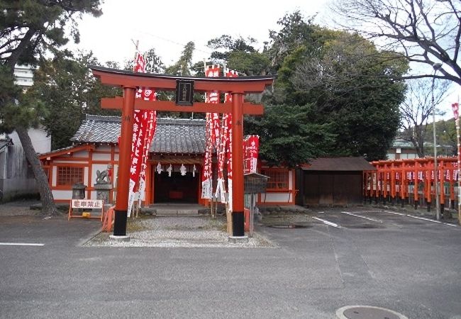 真清田神社の境内にあります