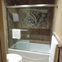 お湯はちゃんと出ます。古さは感じます。