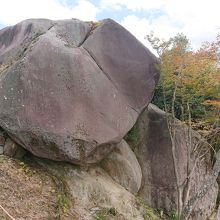 大きな岩があちこちに