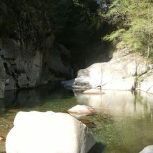 奥へ行くとより秘境的な雰囲気に