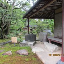 夕顔亭にある黒い手水鉢